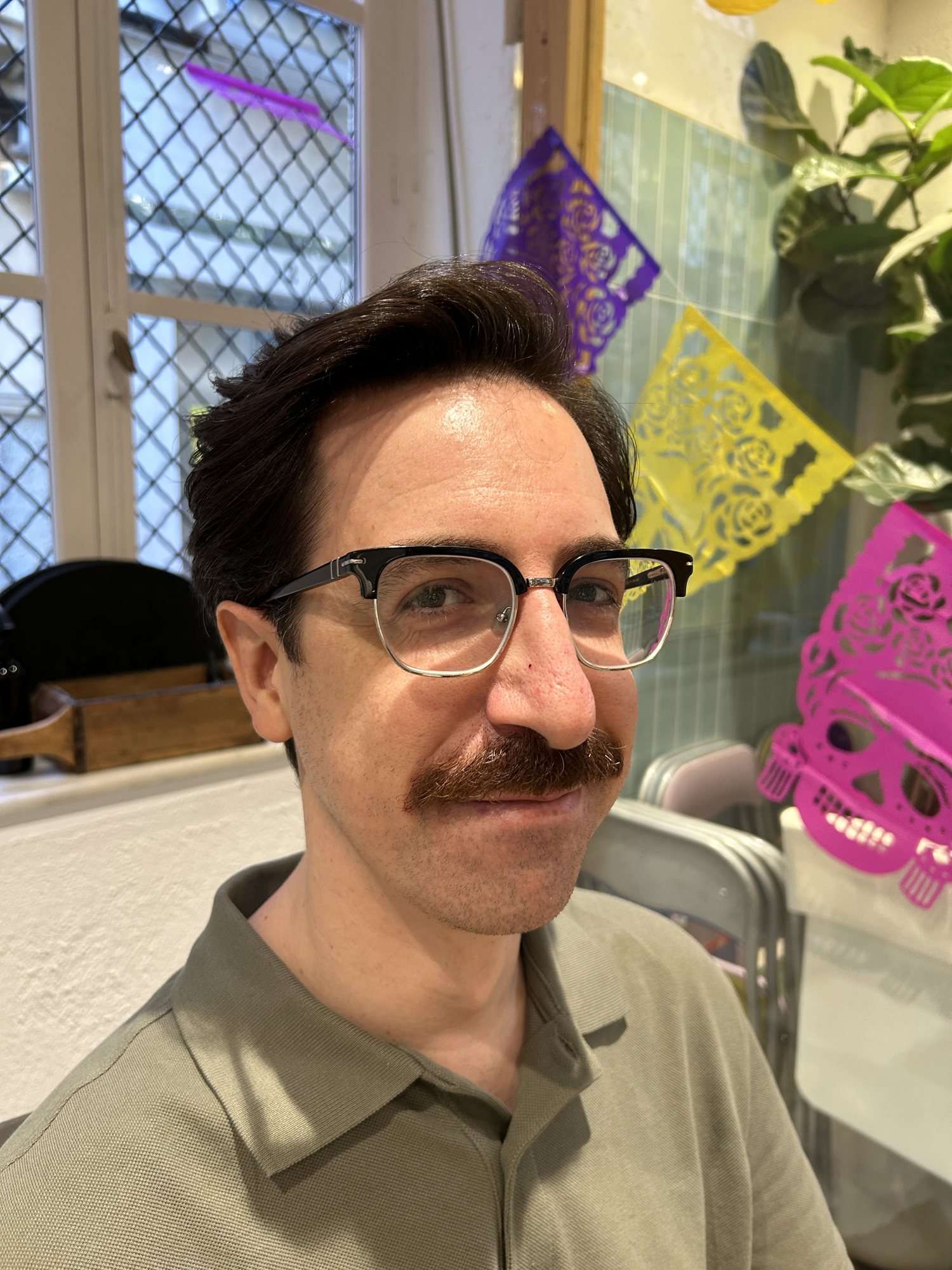 Caballero con bigote, foto 1 de 3