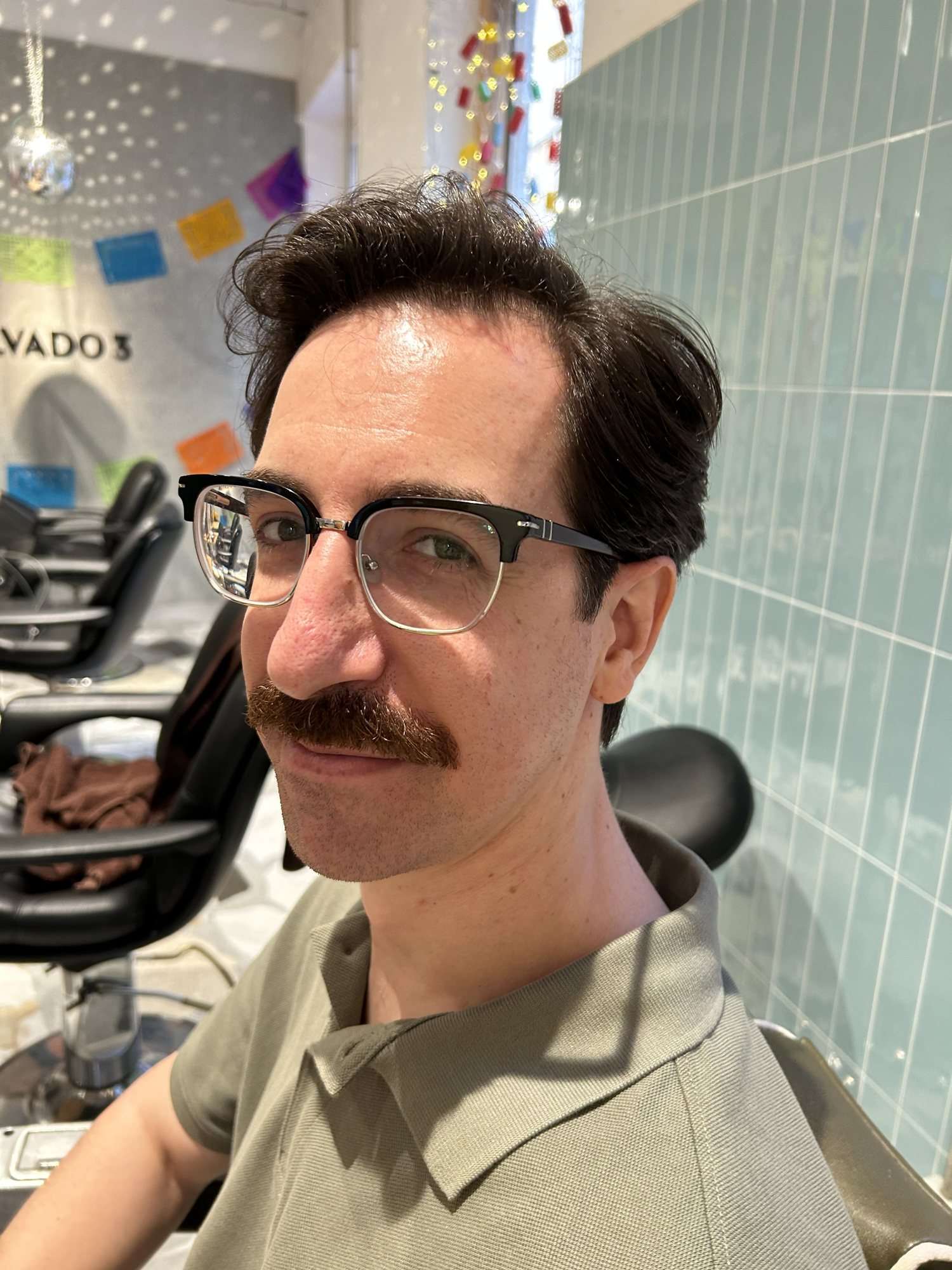 Caballero con bigote, foto 3 de 3