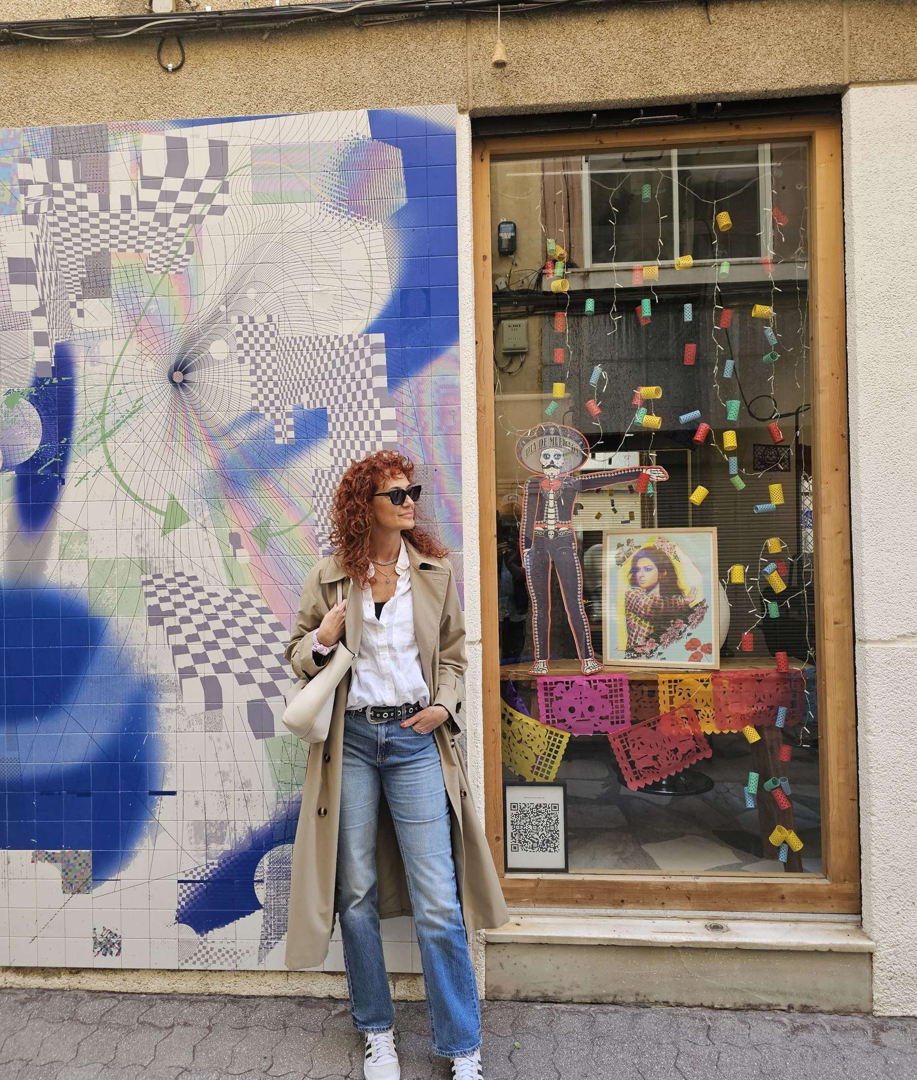 La fachada de Alvado 3 en el Carrer Alvado: el mural de azulejos y el escaparate con la obra expuesta