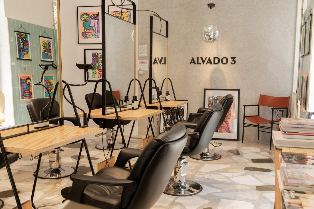 Interior de Alvado 3, peluquería y galería en la calle Alvado de Elche